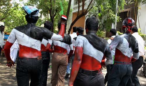 गुलाल व आतिशबाजी संग मना जश्न  | जीत का ताज