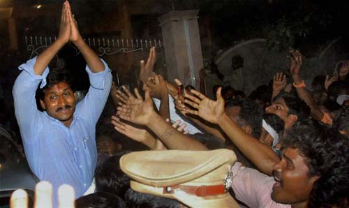 गुलाल व आतिशबाजी संग मना जश्न  | जीत का ताज