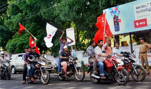 गुलाल व आतिशबाजी संग मना जश्न  | जीत का ताज
