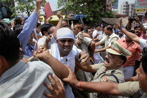 गुलाल व आतिशबाजी संग मना जश्न  | जीत का ताज