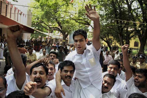 गुलाल व आतिशबाजी संग मना जश्न  | जीत का ताज