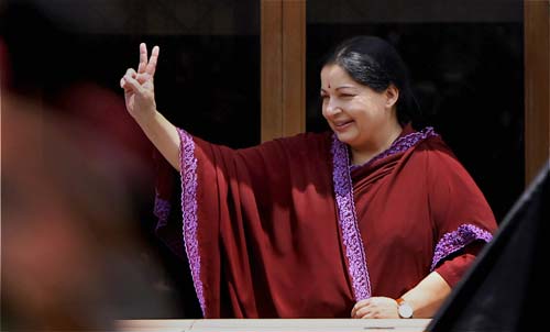 गुलाल व आतिशबाजी संग मना जश्न  | जीत का ताज