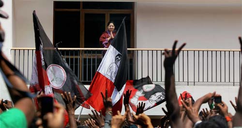 गुलाल व आतिशबाजी संग मना जश्न  | जीत का ताज