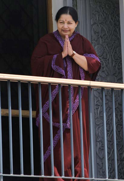 गुलाल व आतिशबाजी संग मना जश्न  | जीत का ताज