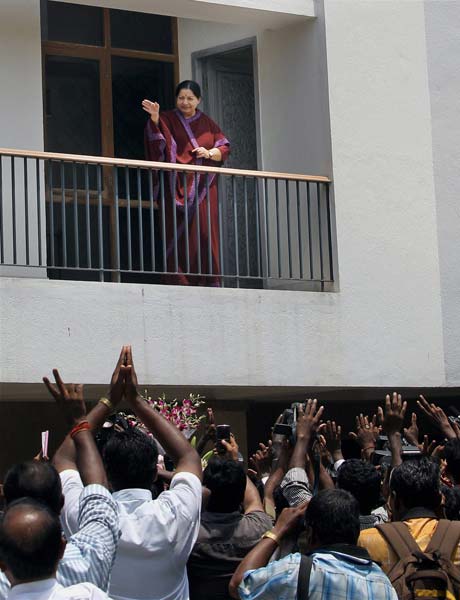 गुलाल व आतिशबाजी संग मना जश्न  | जीत का ताज