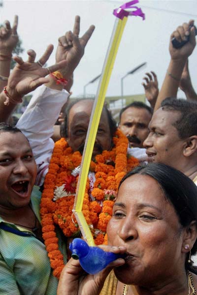 गुलाल व आतिशबाजी संग मना जश्न  | जीत का ताज