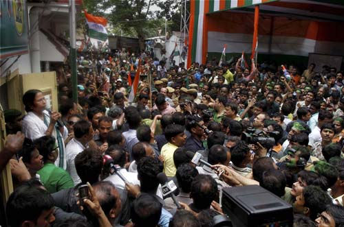 गुलाल व आतिशबाजी संग मना जश्न  | जीत का ताज