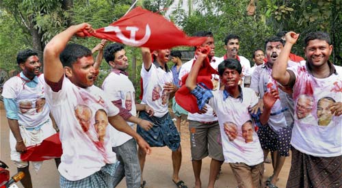 गुलाल व आतिशबाजी संग मना जश्न  | जीत का ताज