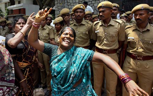 गुलाल व आतिशबाजी संग मना जश्न  | जीत का ताज