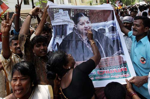 गुलाल व आतिशबाजी संग मना जश्न  | जीत का ताज