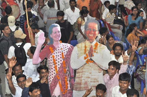 गुलाल व आतिशबाजी संग मना जश्न  | जीत का ताज