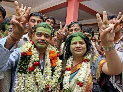 गुलाल व आतिशबाजी संग मना जश्न  | जीत का ताज