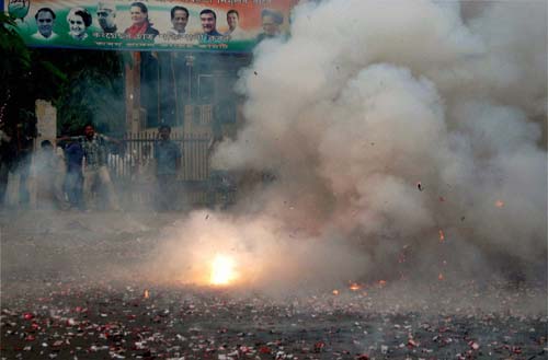 गुलाल व आतिशबाजी संग मना जश्न  | जीत का ताज