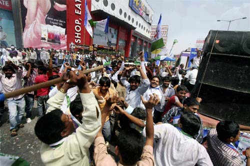 गुलाल व आतिशबाजी संग मना जश्न  | जीत का ताज