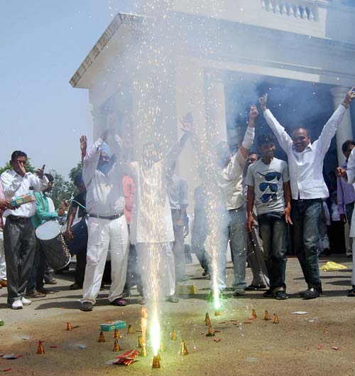 गुलाल व आतिशबाजी संग मना जश्न  | जीत का ताज