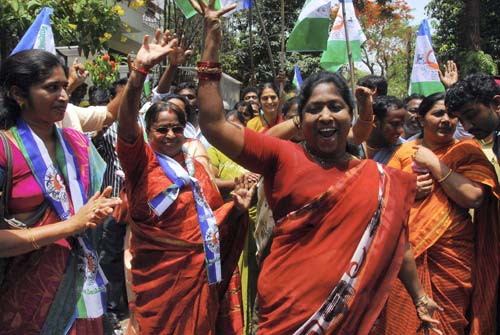 गुलाल व आतिशबाजी संग मना जश्न  | जीत का ताज