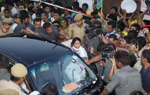 गुलाल व आतिशबाजी संग मना जश्न  | जीत का ताज