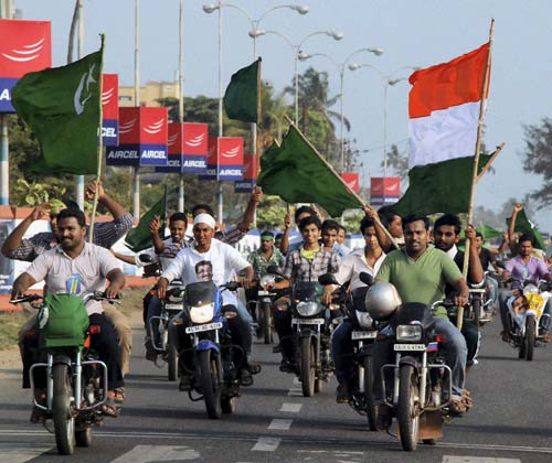 गुलाल व आतिशबाजी संग मना जश्न  | जीत का ताज