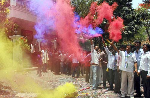 गुलाल व आतिशबाजी संग मना जश्न  | जीत का ताज