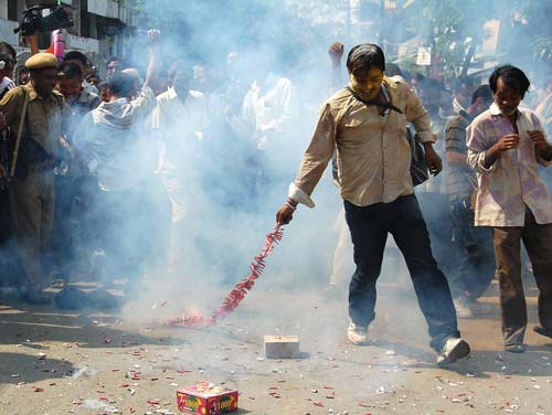 गुलाल व आतिशबाजी संग मना जश्न  | जीत का ताज