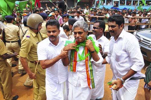 गुलाल व आतिशबाजी संग मना जश्न  | जीत का ताज