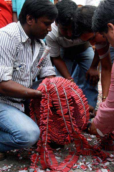 गुलाल व आतिशबाजी संग मना जश्न  | जीत का ताज