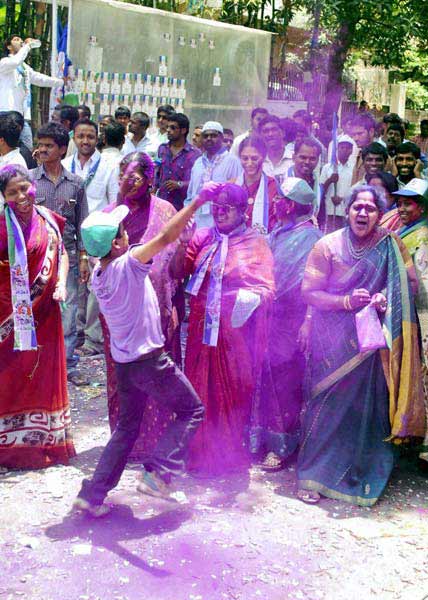 गुलाल व आतिशबाजी संग मना जश्न  | जीत का ताज