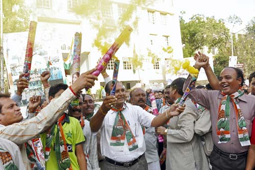 गुलाल व आतिशबाजी संग मना जश्न  | जीत का ताज