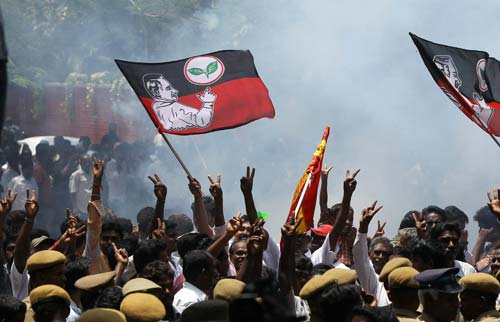 गुलाल व आतिशबाजी संग मना जश्न  | जीत का ताज