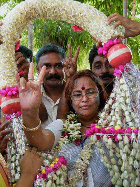 गुलाल व आतिशबाजी संग मना जश्न  | जीत का ताज