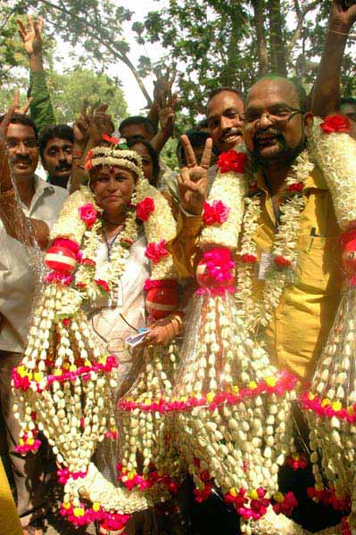 गुलाल व आतिशबाजी संग मना जश्न  | जीत का ताज