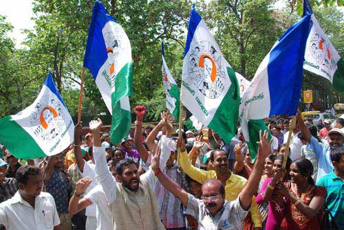 गुलाल व आतिशबाजी संग मना जश्न  | जीत का ताज