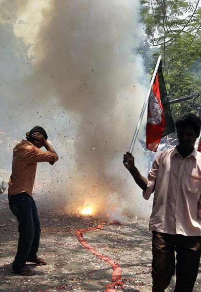 गुलाल व आतिशबाजी संग मना जश्न  | जीत का ताज