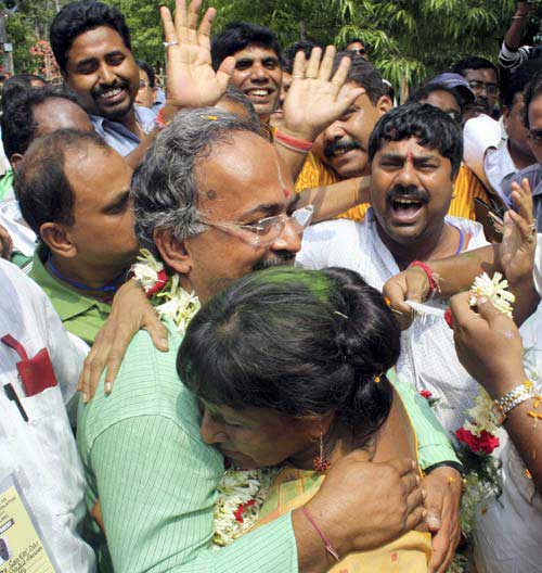 गुलाल व आतिशबाजी संग मना जश्न  | जीत का ताज
