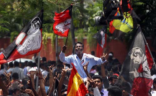 गुलाल व आतिशबाजी संग मना जश्न  | जीत का ताज