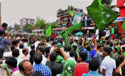 गुलाल व आतिशबाजी संग मना जश्न  | जीत का ताज