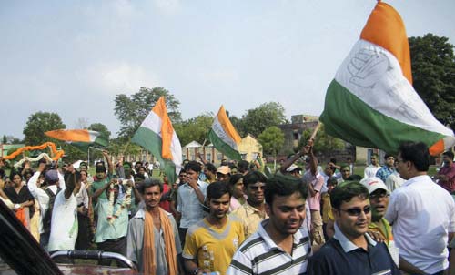 गुलाल व आतिशबाजी संग मना जश्न  | जीत का ताज