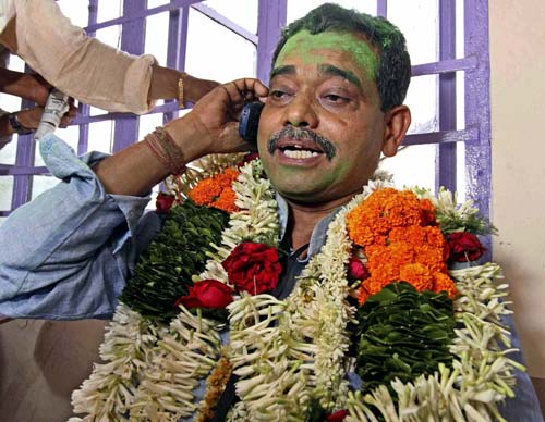 गुलाल व आतिशबाजी संग मना जश्न  | जीत का ताज