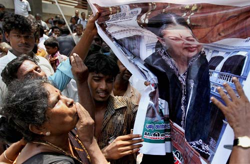 गुलाल व आतिशबाजी संग मना जश्न  | जीत का ताज