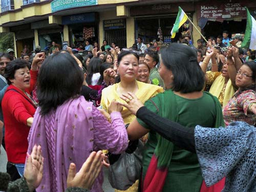 गुलाल व आतिशबाजी संग मना जश्न  | जीत का ताज