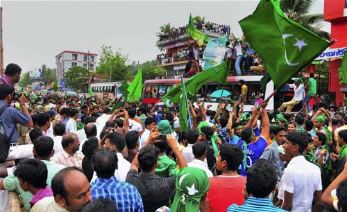 गुलाल व आतिशबाजी संग मना जश्न  | जीत का ताज
