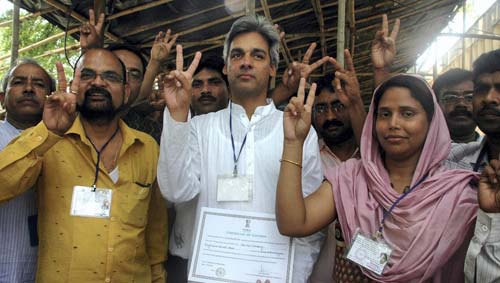 गुलाल व आतिशबाजी संग मना जश्न  | जीत का ताज