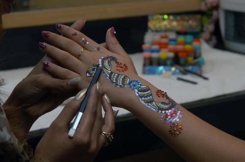 लड़कियों को संवरने में क्‍यों लगता है समय? |   चुंबन प्‍यार वाला