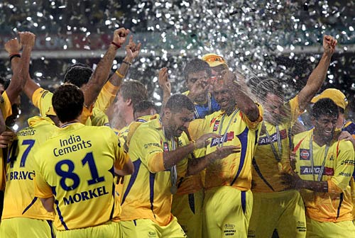 कैसे किया धोनी की सेना ने खिताब पर कब्जा । टॉप बल्‍लेबाज