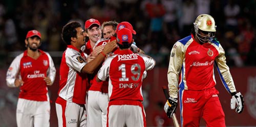 गिलक्रिस्‍ट की आंधी में उड़ा बैंगलोर