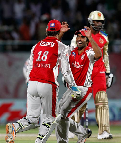 गिलक्रिस्‍ट की आंधी में उड़ा बैंगलोर