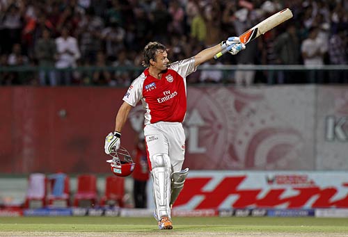 गिलक्रिस्‍ट की आंधी में उड़ा बैंगलोर