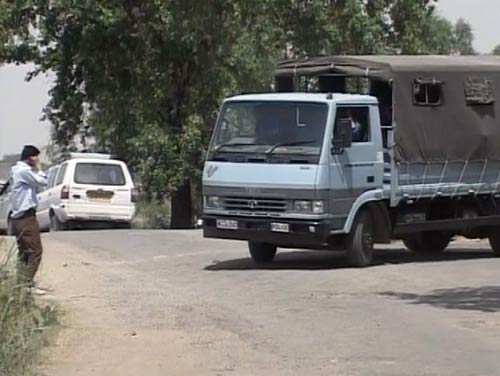 देखें यूपी में जमीन अधिग्रहण को लेकर कैसे भड़की आग...