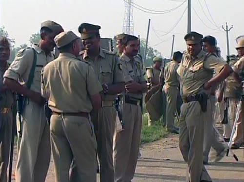 देखें यूपी में जमीन अधिग्रहण को लेकर कैसे भड़की आग...