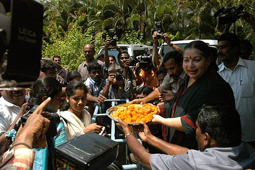 फोटो: जनता ने किसे पहनाया जीत का ताज...